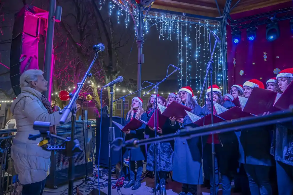 20252012 Advent u Karlovcu (foto Igor Čepurkovski) 07 Prvo hrvatsko pjevačko društvo Zora