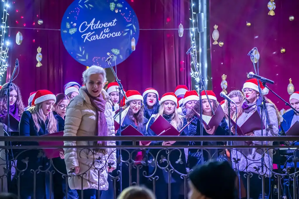 20252012 Advent u Karlovcu (foto Igor Čepurkovski) 17 Prvo hrvatsko pjevačko društvo Zora i Radmila Bocek