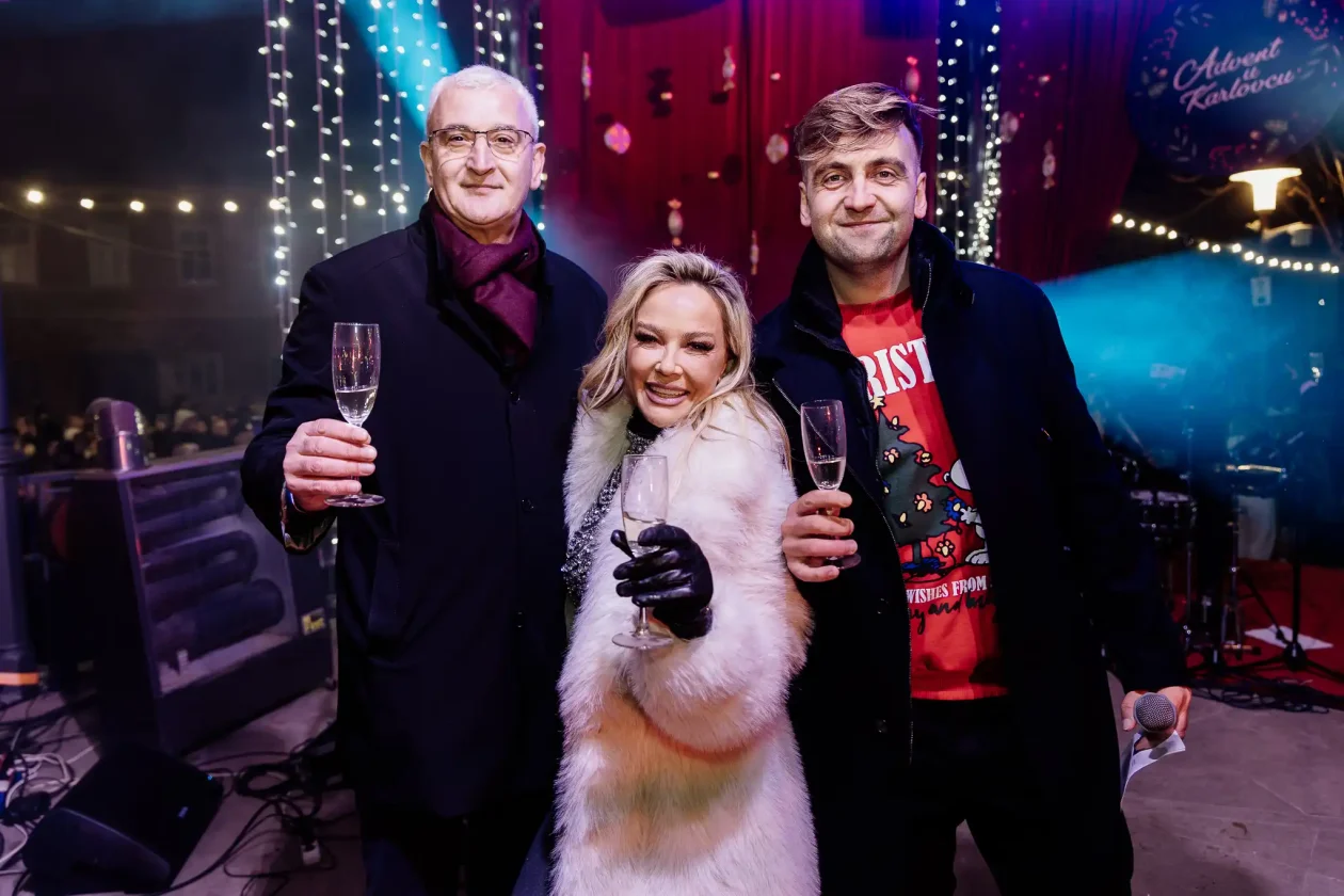 20253112 Karlovac, doček Nove godine (foto Ivan Cindrić) 60 Damir Mandić, Maja Šuput i Dario Maradin