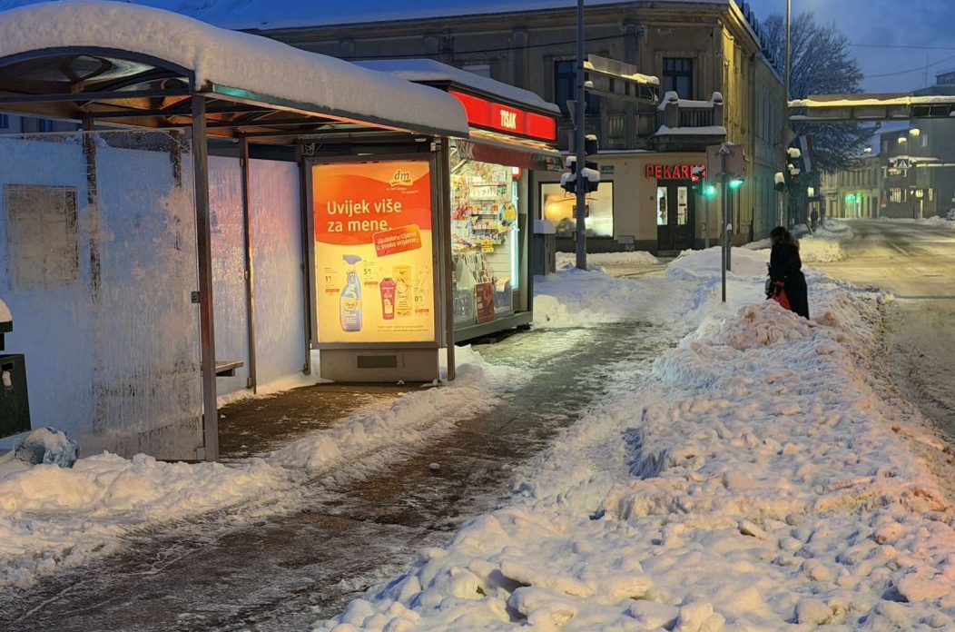 20260108 Karlovac, Banija, autobusna stanica, snijeg (foto Robert Fajt) 01