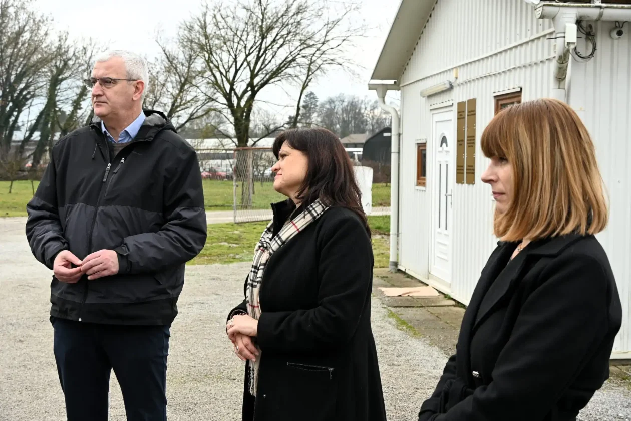 20260211 Udruga Milosrđe – Centar za beskućnike (foto Grad Karlovac) 03 Damir Mandić, Draženka Sila-Ljubenko i NN