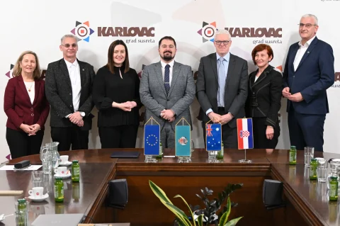 20260324 Eva Sobotik Pavan, Robert Vodopić, Dijana Kujinek, Mario Jovković, Richard Rogers, NN i Damir Mandić (foto Grad Karlovac) 20260324 Eva Sobotik Pavan, Robert Vodopić, Dijana Kujinek, Mario Jovković, Richard Rogers, NN i Damir Mandić (foto Grad Karlovac)