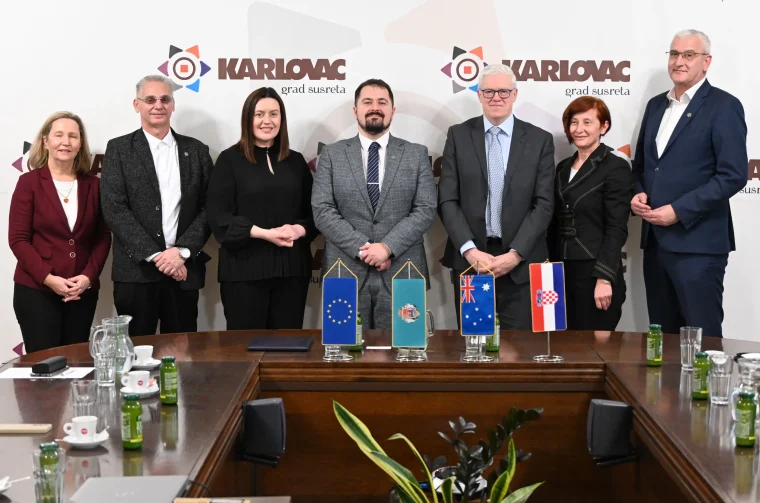 20260324 Eva Sobotik Pavan, Robert Vodopić, Dijana Kujinek, Mario Jovković, Richard Rogers, NN i Damir Mandić (foto Grad Karlovac)