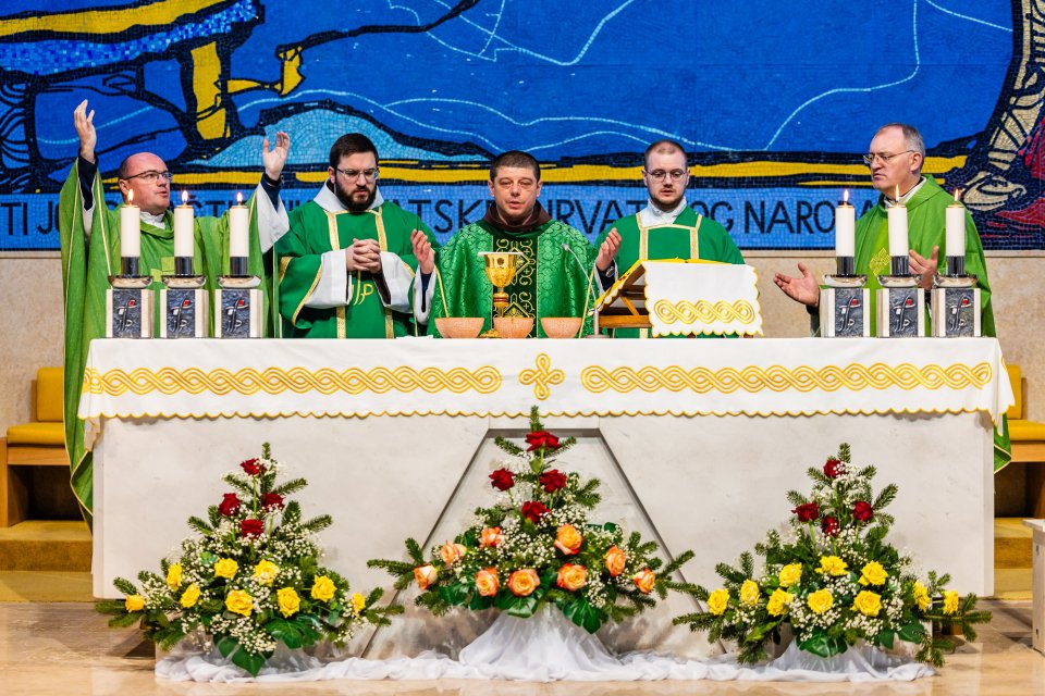 250219-ZlatnaBiblija (14) 250219-ZlatnaBiblija (14)