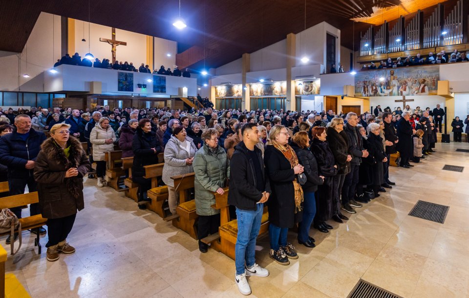 250219-ZlatnaBiblija (19) 250219-ZlatnaBiblija (19)