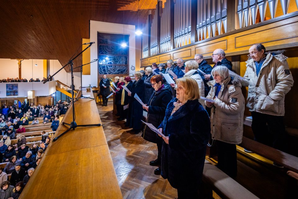 250219-ZlatnaBiblija (22) 250219-ZlatnaBiblija (22)