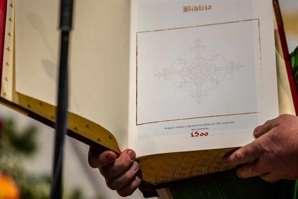 250219-ZlatnaBiblija (33) 250219-ZlatnaBiblija (33)