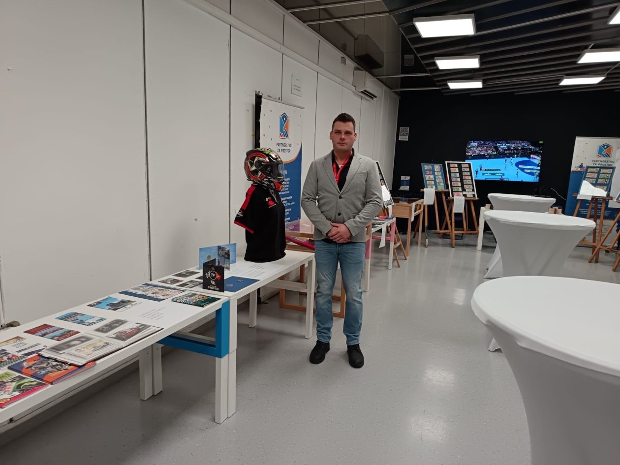 2f0edd4a-8d99-42df-b4cc-ed3c7e95bb51