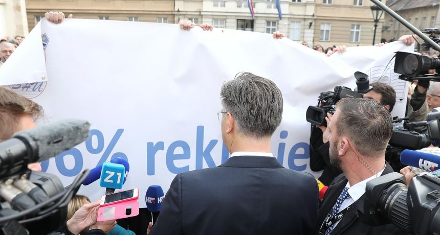 Zagreb: Premijer Andrej Plenković ispred prosvjednika na Trgu svetog Marka Zagreb: Premijer Andrej Plenković ispred prosvjednika na Trgu svetog Marka