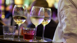 drink2639456960720konobar