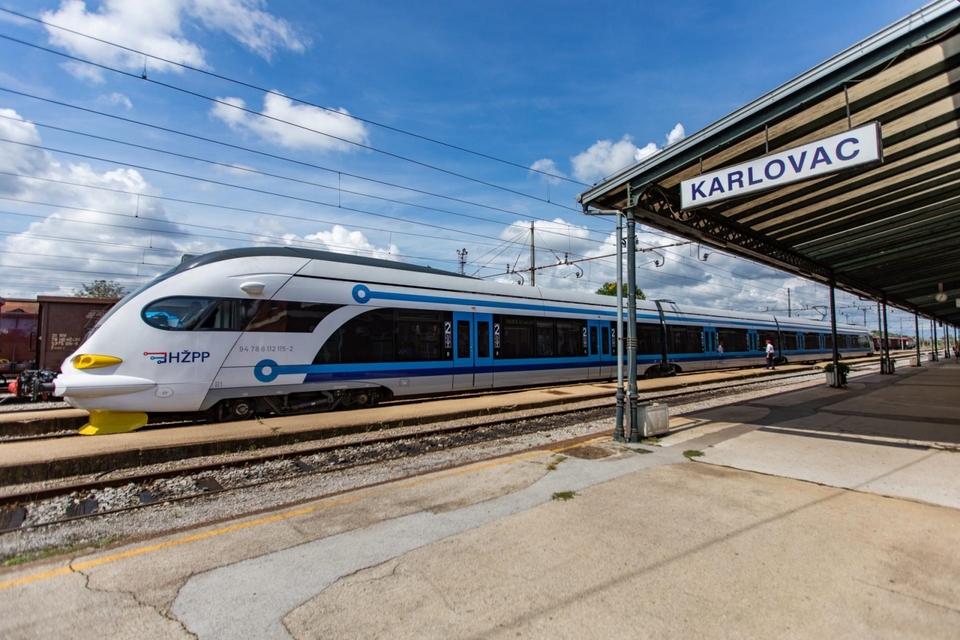 vlak, karlovac, kolodvor, željeznica vlak, karlovac, kolodvor, željeznica
