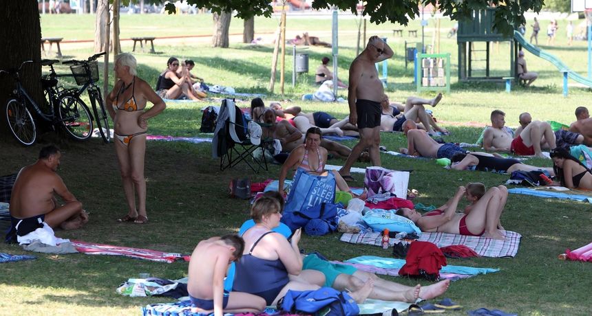 Karlovac: Foginovo kupalište prepuno je kupaèa koji uživaju u osvježavajuæi rijeci Karlovac: Foginovo kupalište prepuno je kupaèa koji uživaju u osvježavajuæi rijeci