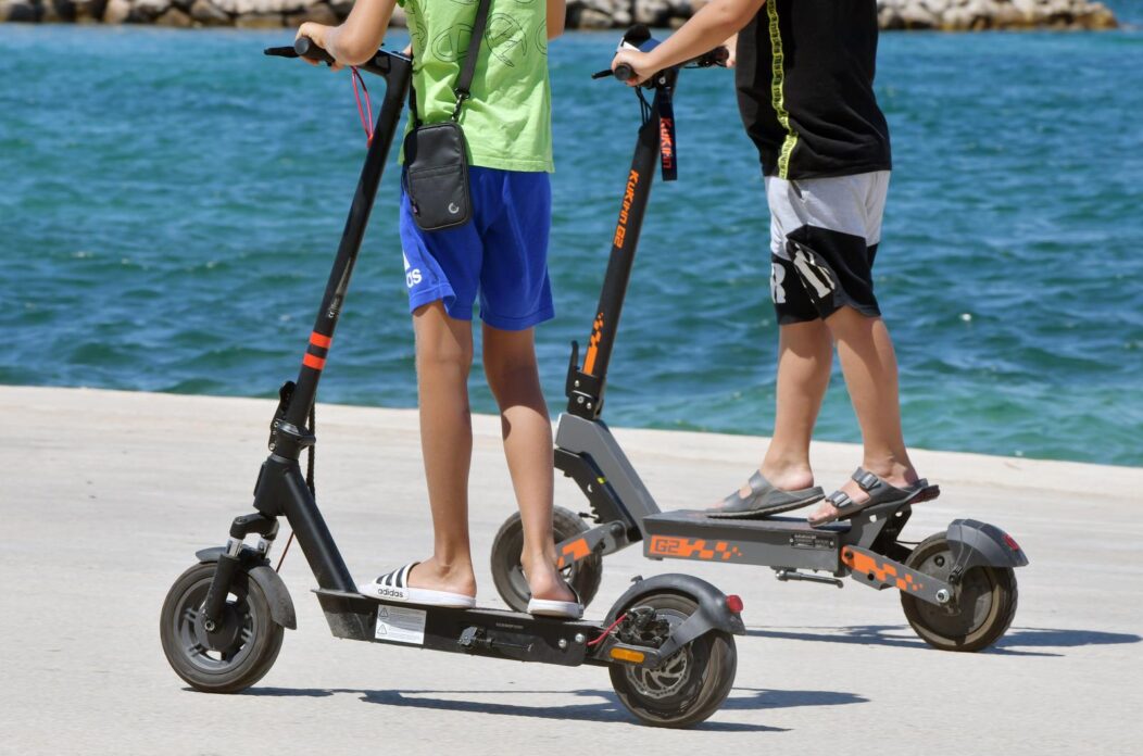 ibenik: Vonja djece na elektri?nim romobilima ibenik: Vonja djece na elektri?nim romobilima