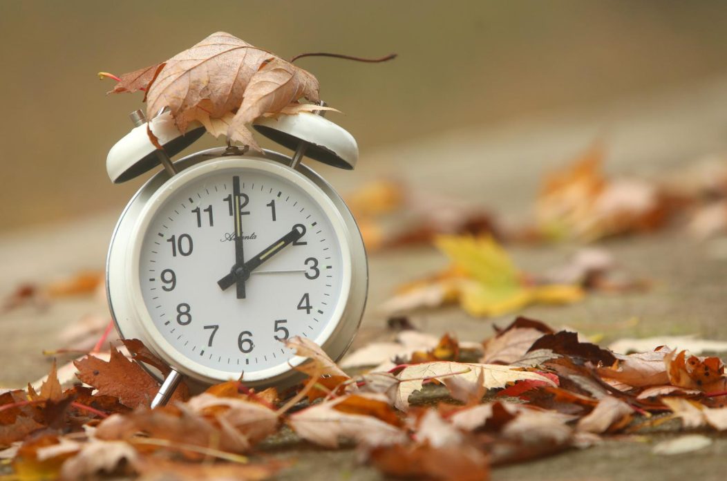 Sutra prelazimo na zimsko računanje vremena, ne zaboravite pomaknuti kazaljke jedan sat unazad Sutra prelazimo na zimsko računanje vremena, ne zaboravite pomaknuti kazaljke jedan sat unazad