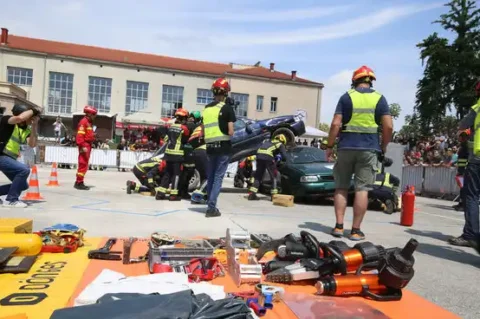 ae0d03e5d35e460c3403c1b68a242685-view_article