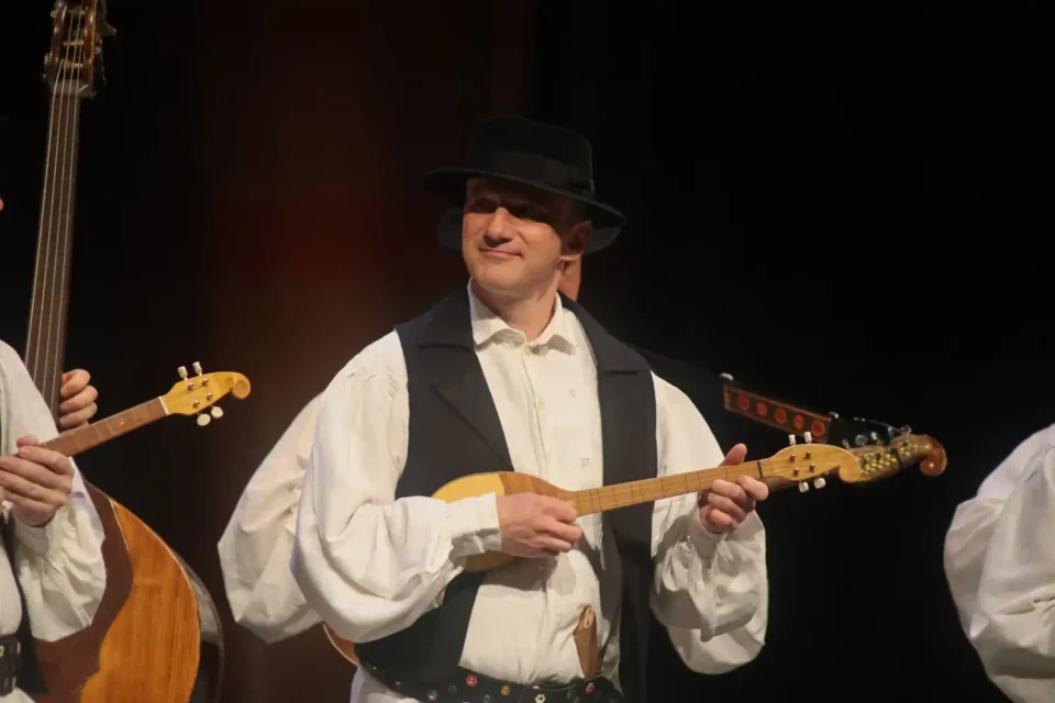 ansambl lado (17) ansambl lado (17)