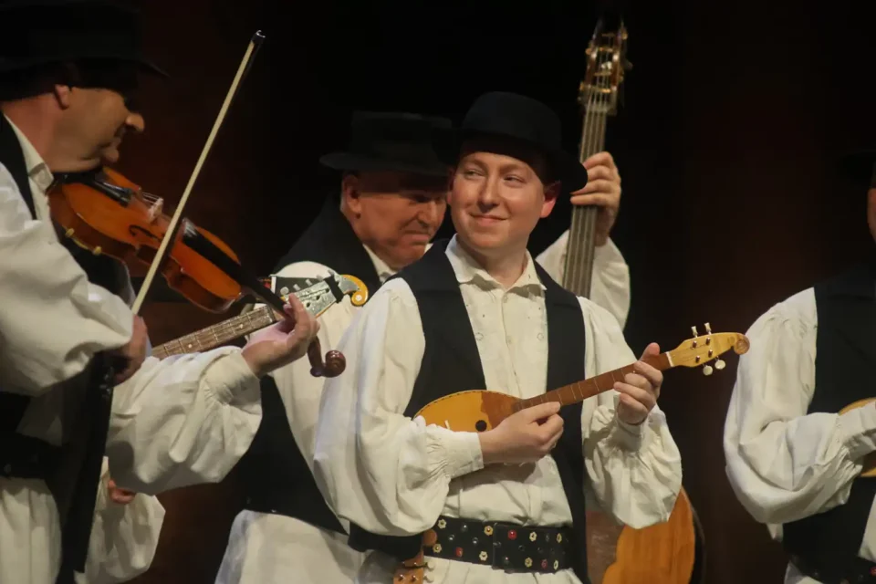 ansambl lado (18) ansambl lado (18)