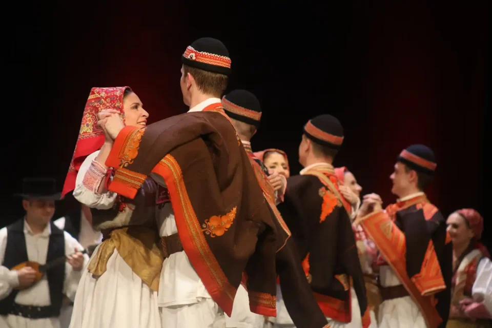 ansambl lado (32) ansambl lado (32)