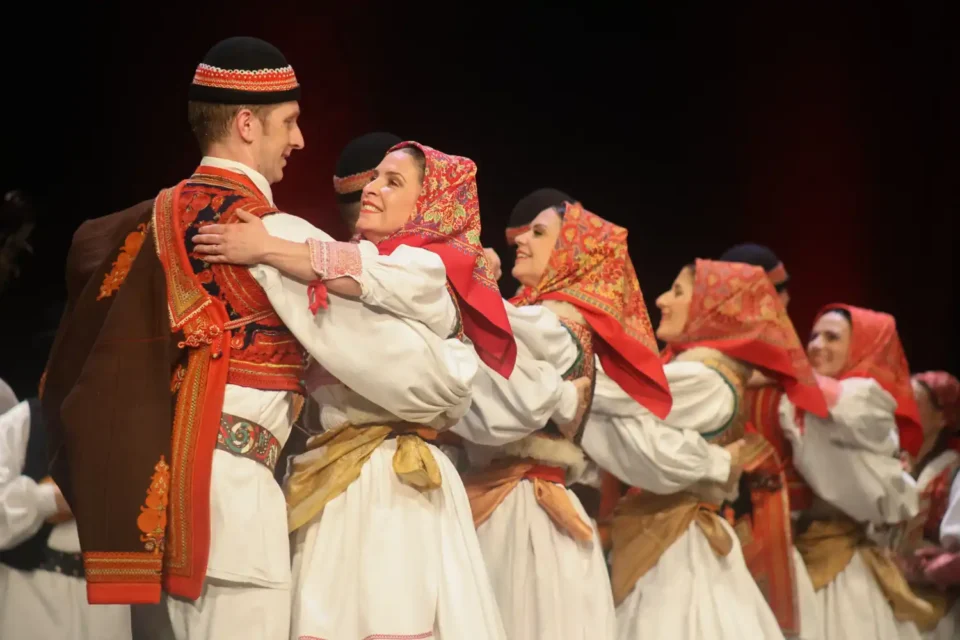 ansambl lado (33) ansambl lado (33)