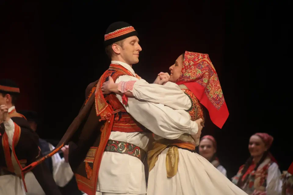 ansambl lado (34) ansambl lado (34)