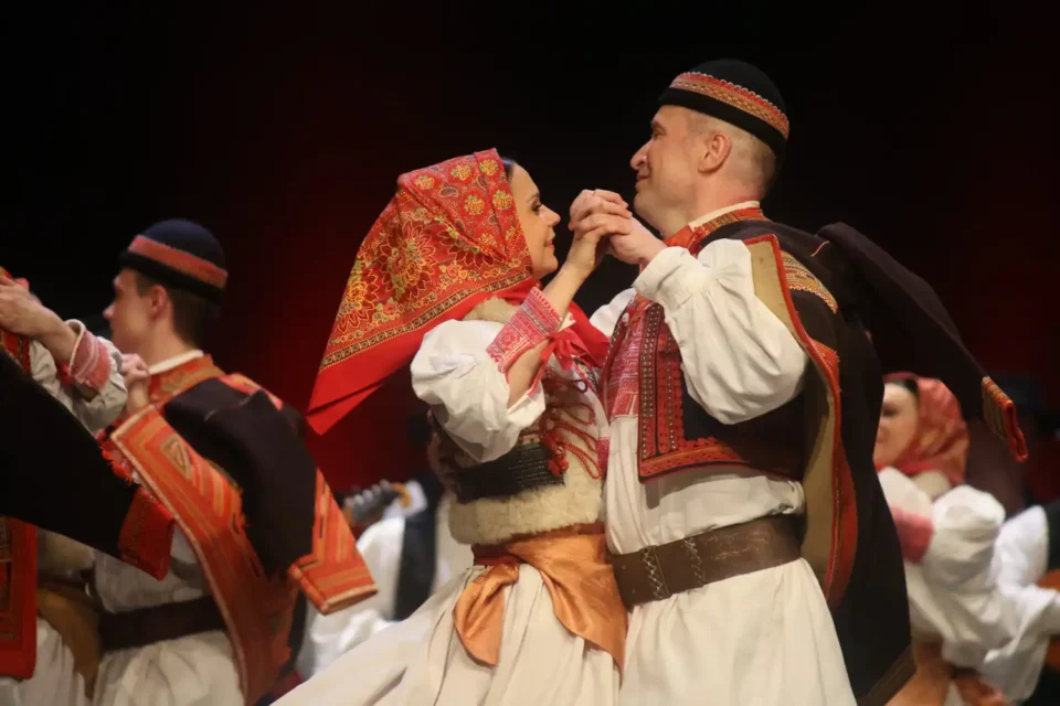 ansambl lado (35) ansambl lado (35)