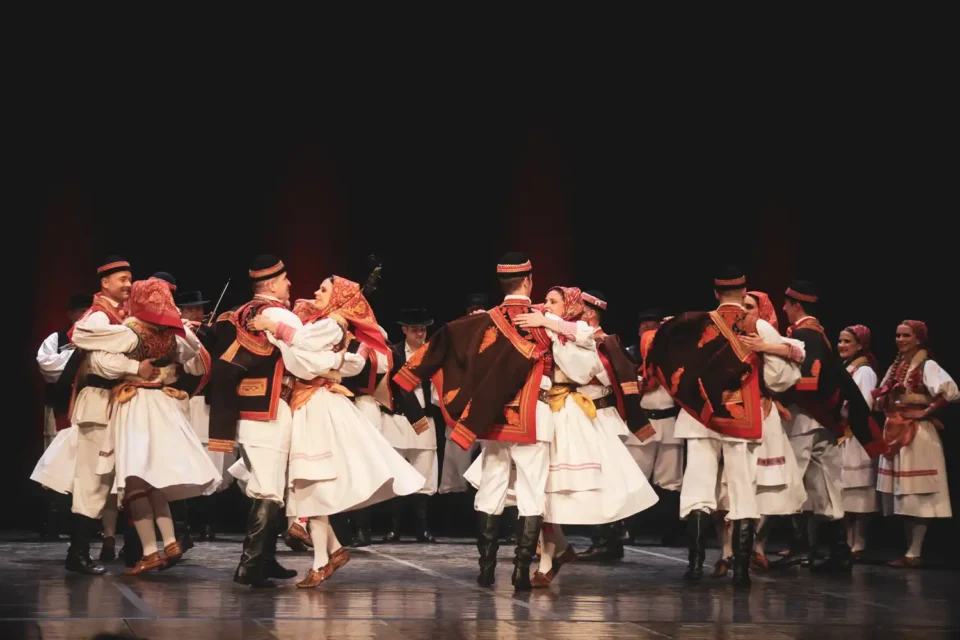 ansambl lado (37) ansambl lado (37)