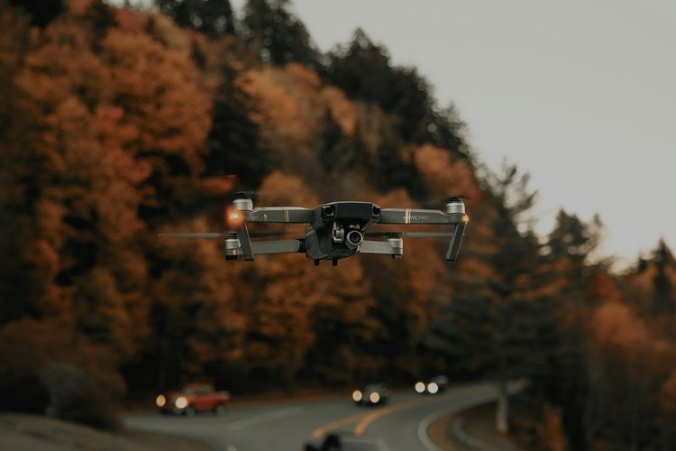 dron promet policija