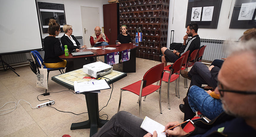 tribina(47) tribina(47)