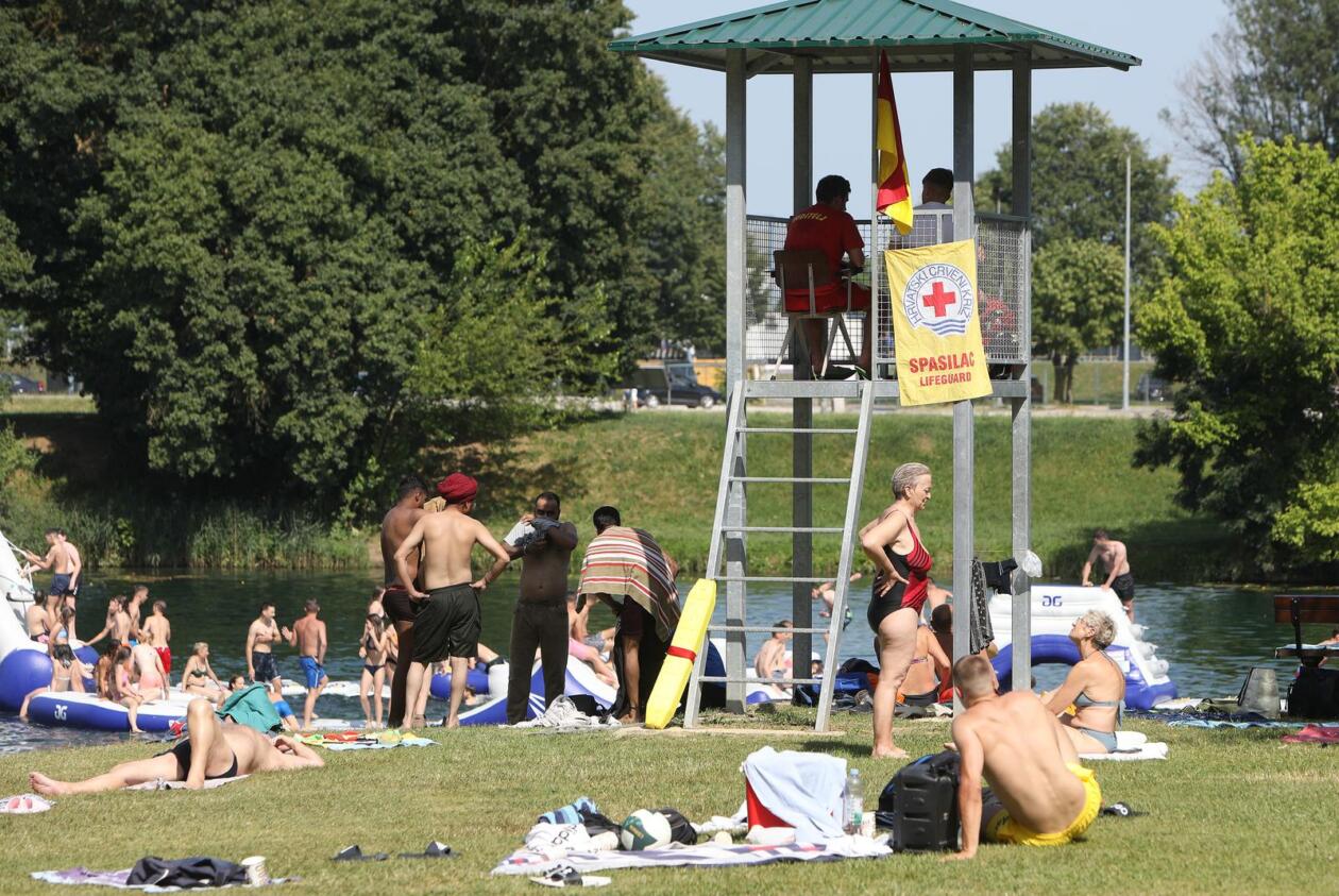 Karlovac: Otvorena sezona kupanja na Foginovom kupalistu Karlovac: Otvorena sezona kupanja na Foginovom kupalistu
