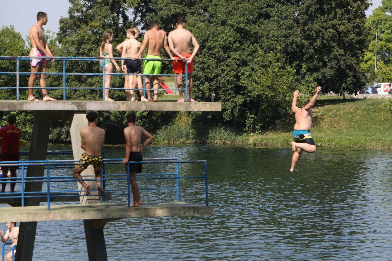 Karlovac: Otvorena sezona kupanja na Foginovom kupalistu Karlovac: Otvorena sezona kupanja na Foginovom kupalistu