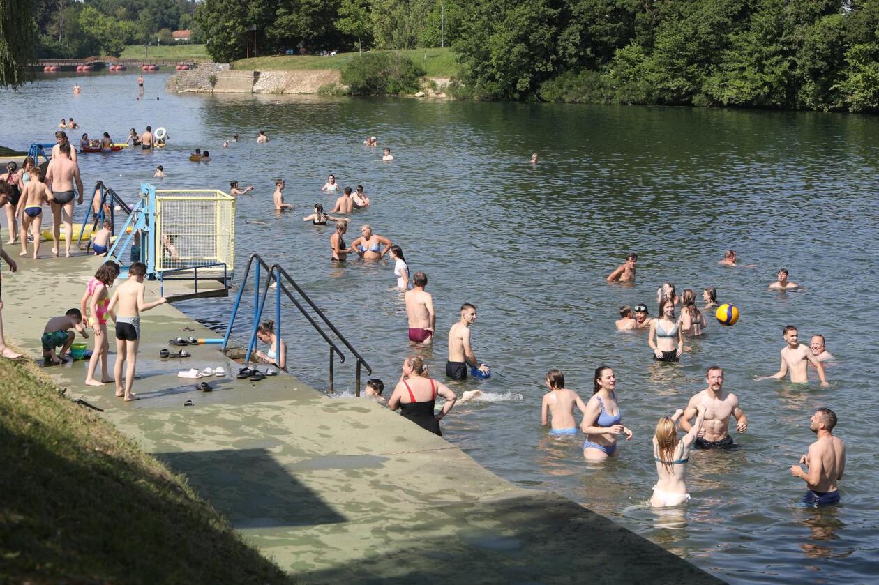 Karlovac: Otvorena sezona kupanja na Foginovom kupalistu Karlovac: Otvorena sezona kupanja na Foginovom kupalistu
