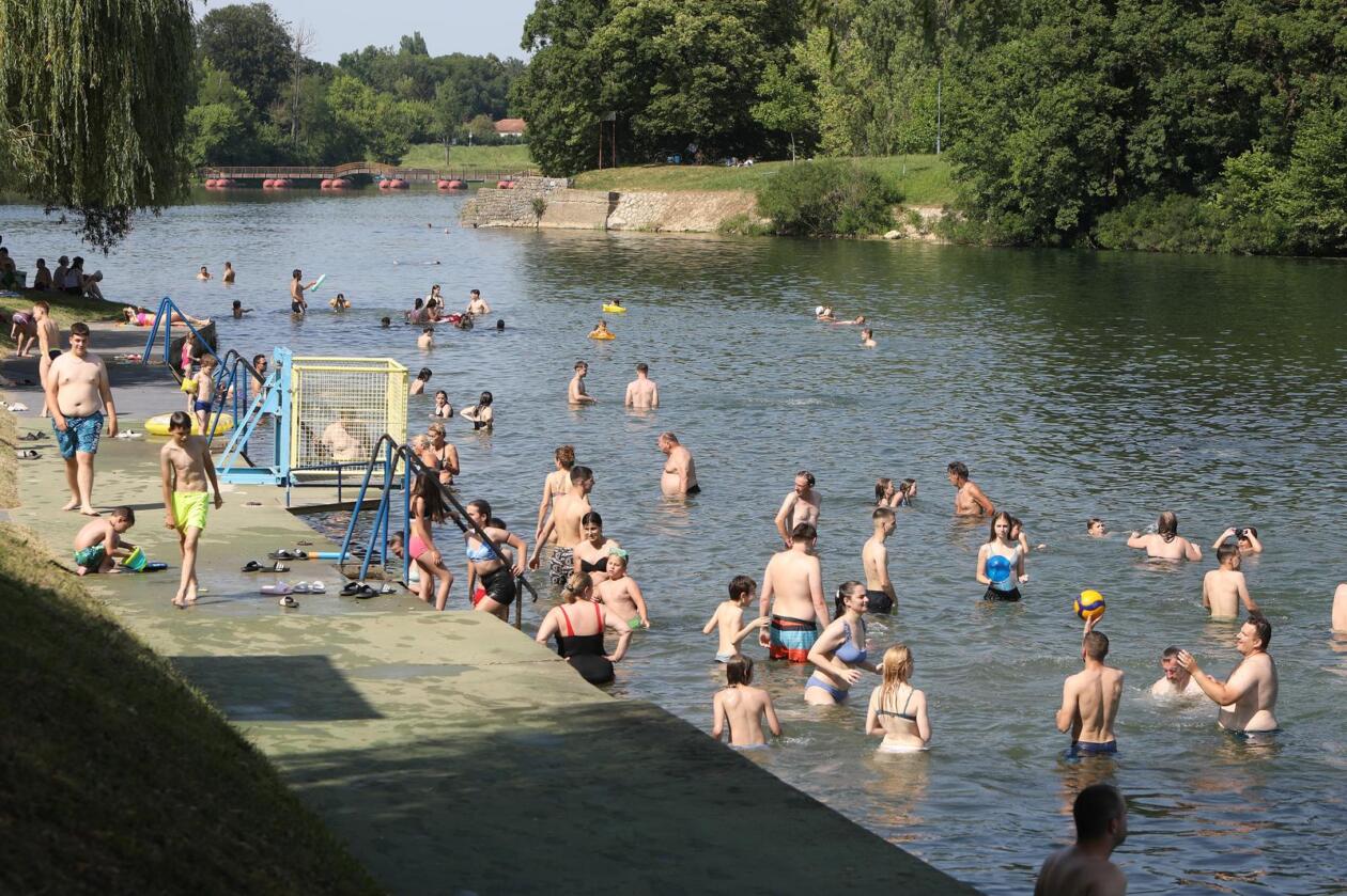 Karlovac: Otvorena sezona kupanja na Foginovom kupalistu Karlovac: Otvorena sezona kupanja na Foginovom kupalistu