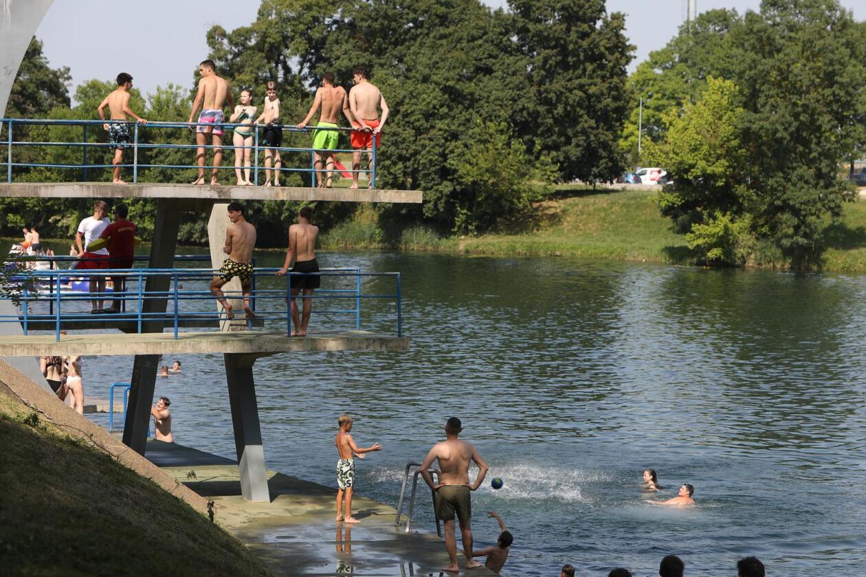 Karlovac: Otvorena sezona kupanja na Foginovom kupalistu Karlovac: Otvorena sezona kupanja na Foginovom kupalistu