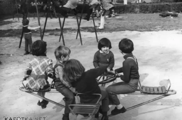 ivancica_i_prijatelji_na_igralistu_kod_kina_edison_1974_sl