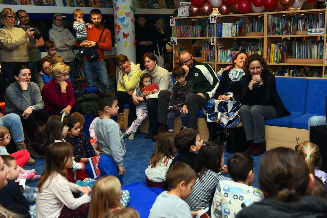 knjiznica obuljen hrstic (2) knjiznica obuljen hrstic (2)