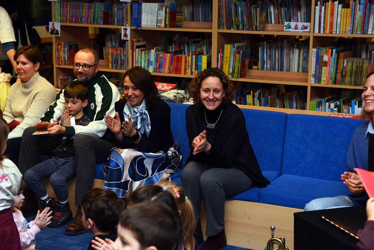 knjiznica obuljen hrstic (4) knjiznica obuljen hrstic (4)