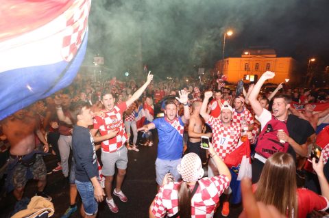 Karlovac: Navijačka euforija na gradskim ulicama nakon ulaska Hrvatske u finale