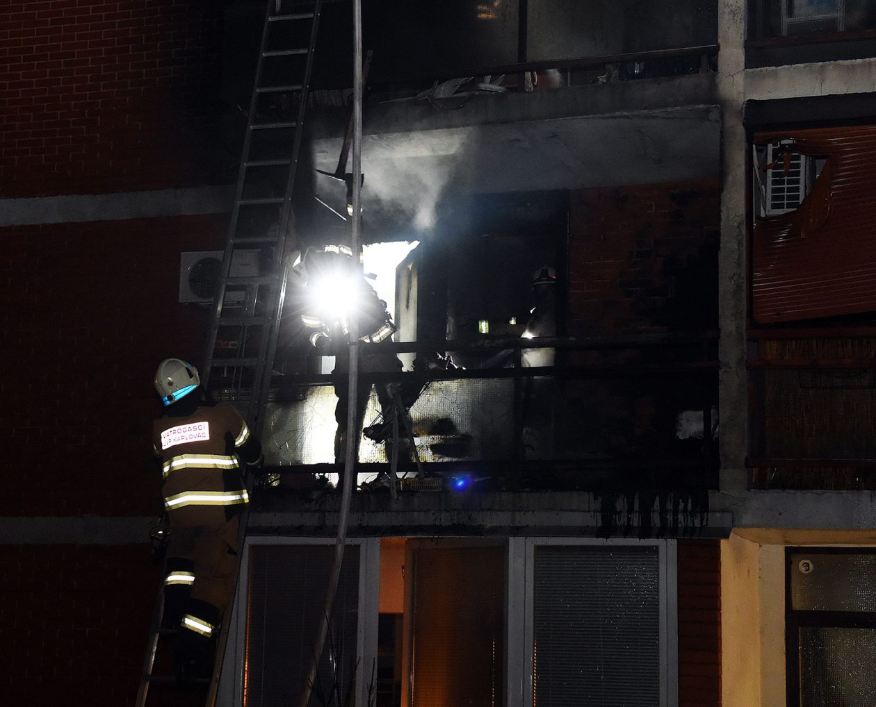 pozar vatrogasci stan (2)