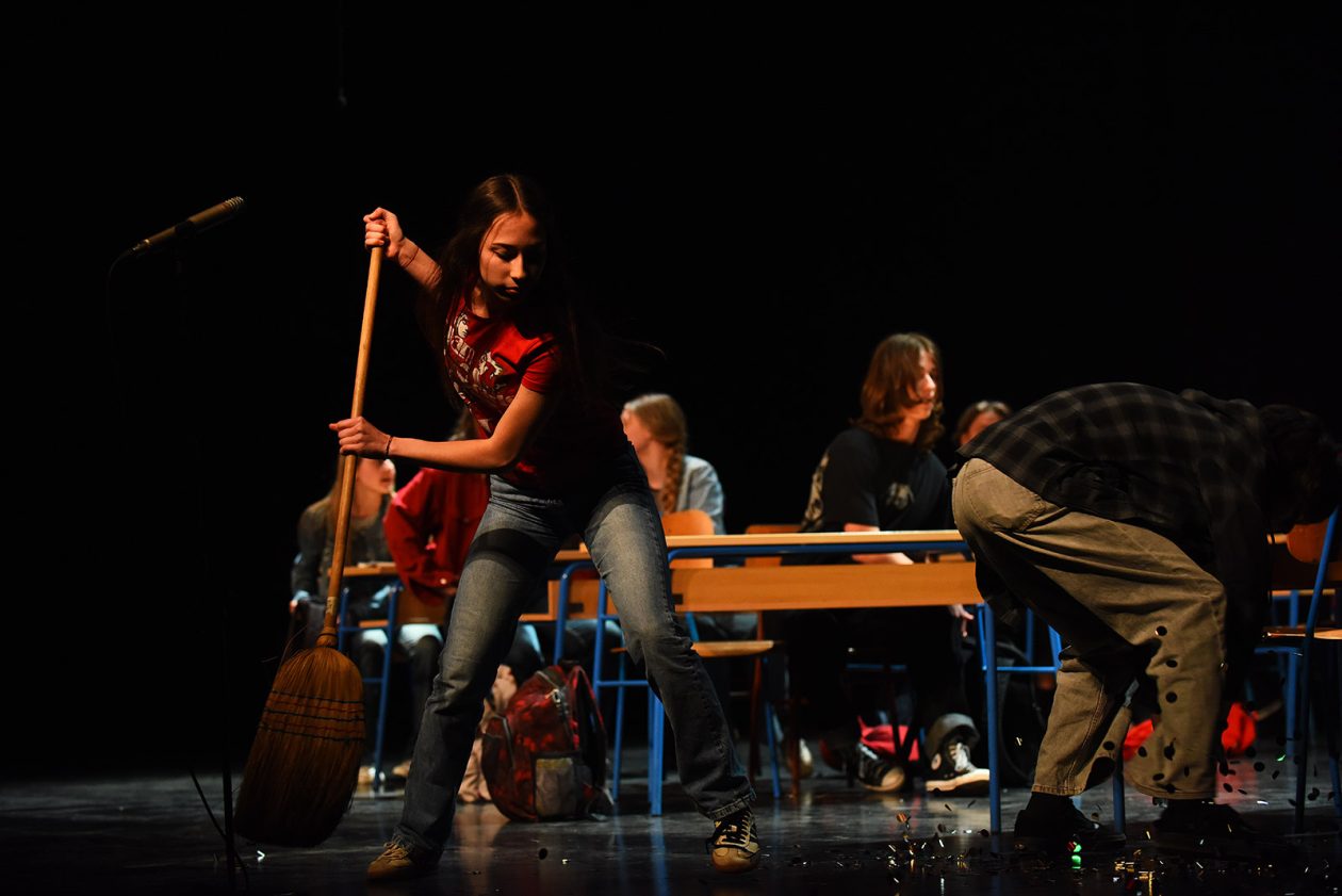 predstava trci ne cekaj me (7)