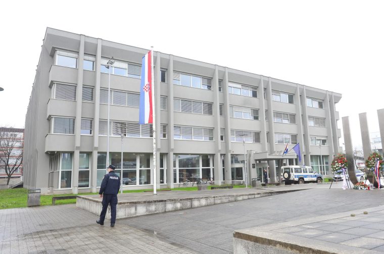 U jutarnjim satima zaprimljena je dojava o bombi u zgradi suda u Karlovcu