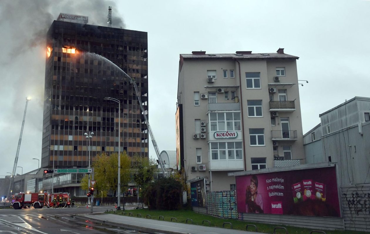 Zagreb: Nastavlja se gašenje Vjesnikovog nebodera, teška noć iza vatrogasaca