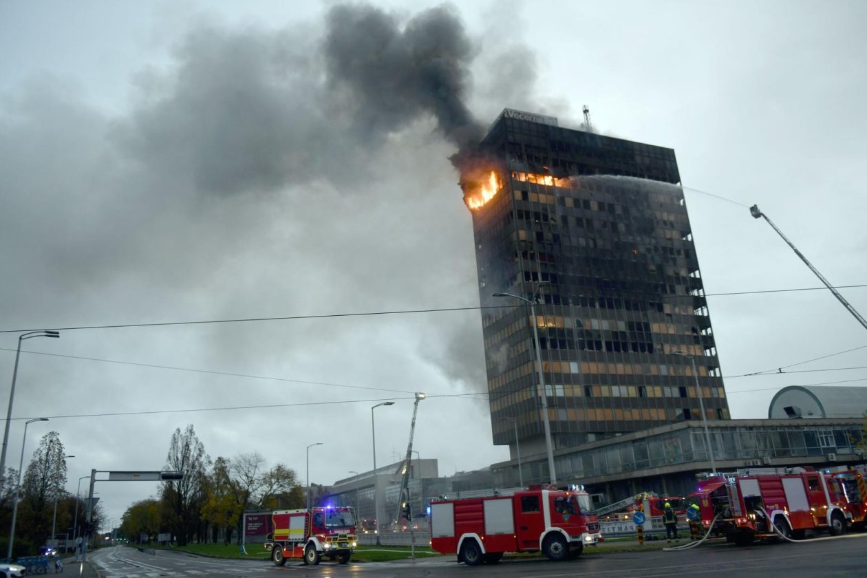 Zagreb: Nastavlja se gašenje Vjesnikovog nebodera, teška noć iza vatrogasaca