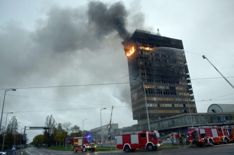 Zagreb: Nastavlja se gašenje Vjesnikovog nebodera, teška noć iza vatrogasaca Zagreb: Nastavlja se gašenje Vjesnikovog nebodera, teška noć iza vatrogasaca