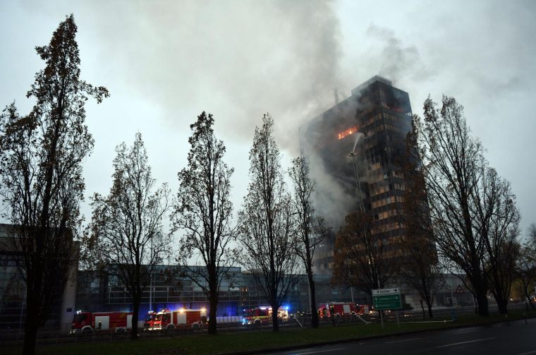 Zagreb: Nastavlja se gašenje Vjesnikovog nebodera, teška noć iza vatrogasaca