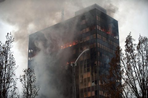 Zagreb: Nastavlja se gašenje Vjesnikovog nebodera, teška noć iza vatrogasaca Zagreb: Nastavlja se gašenje Vjesnikovog nebodera, teška noć iza vatrogasaca